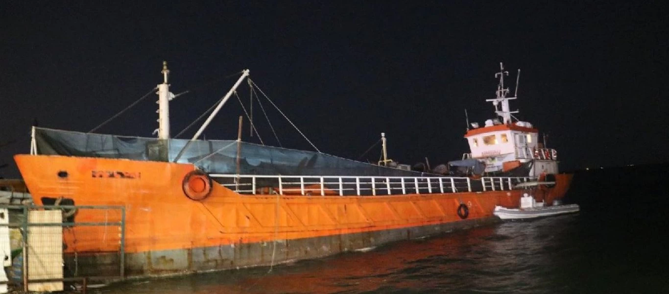 Το είδαμε και αυτό: Τούρκοι σταμάτησαν πλοίο που μετέφερε αλλοδαπούς στην Ελλάδα! (φώτο - βίντεο)